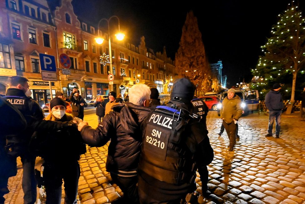 Policie zasahovala na demonstraci proti koronavirovým opatřením v Drážďanech (27. 12. 2021)