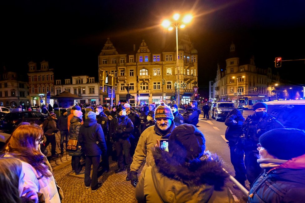 Policie zasahovala na demonstraci proti koronavirovým opatřením v Drážďanech (27. 12. 2021)