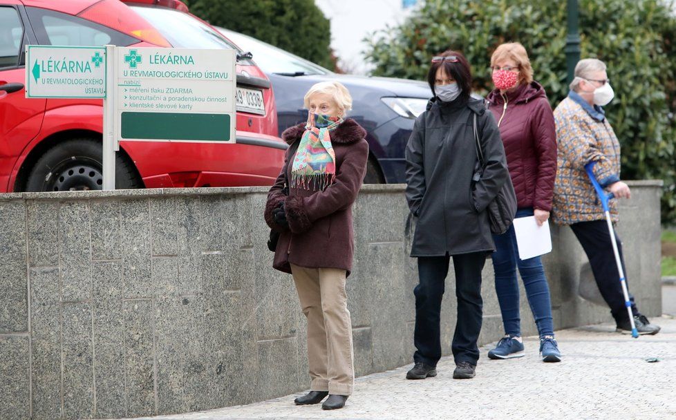 Roušky seniorům? Dostanou je prý poštou, pokud bude hůř, přislíbil premiér Babiš.