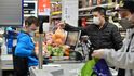 Koncentrace lidí a počet kontaktů pokladních se zákazníky je rizikovým faktorem práce v supermarketech. 