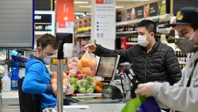 Nové nařízení, nošení respirátorů, bude platit nejen v obchodech. Domácí roušky nebo šály už nebudou stačit.