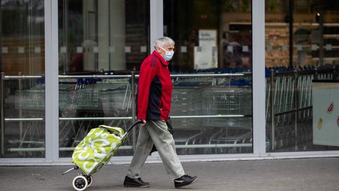 V Česku platí zákaz vycházení bez zakrytí úst a nosu.