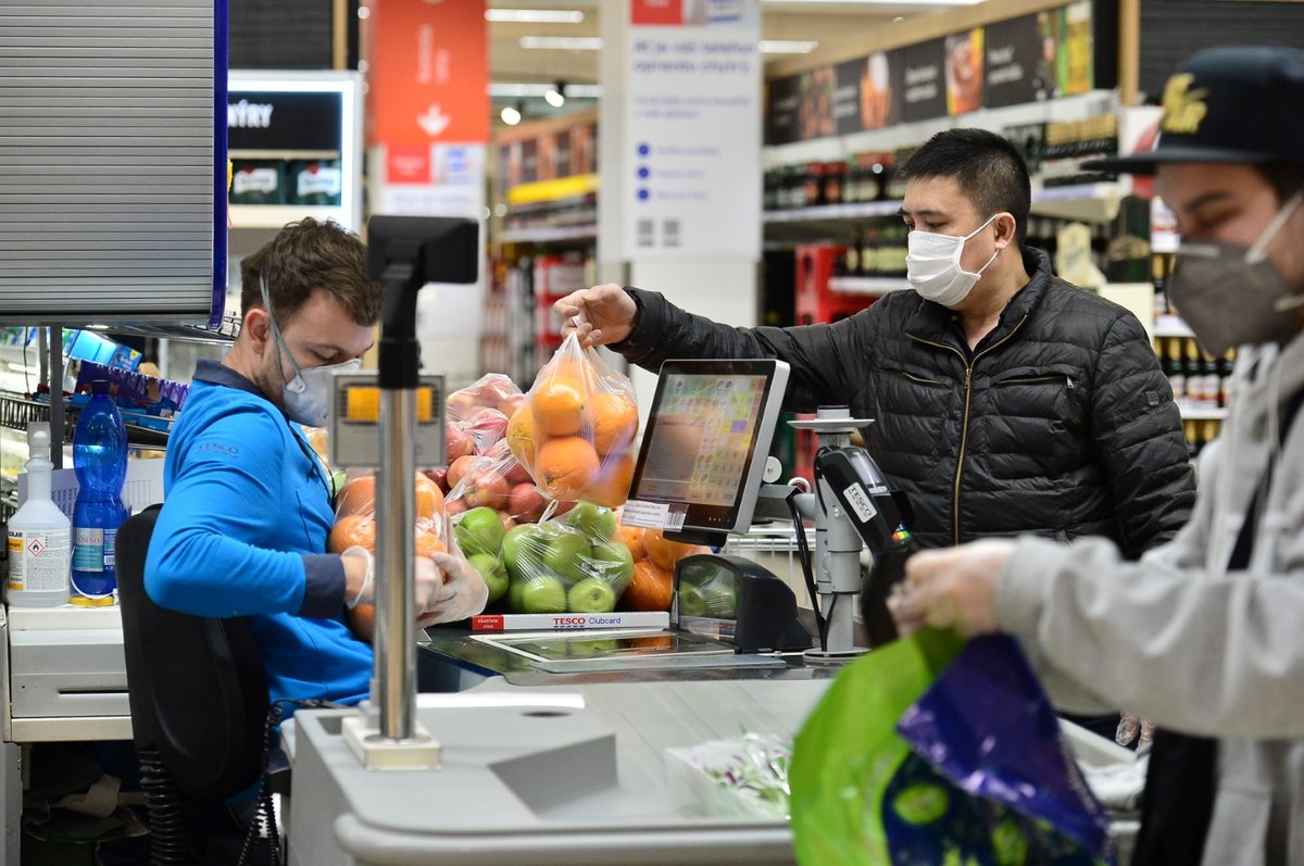 V Česku platí zákaz vycházení bez zakrytí úst a nosu. Většina lidí nasadila roušky. (19. 3. 2020)