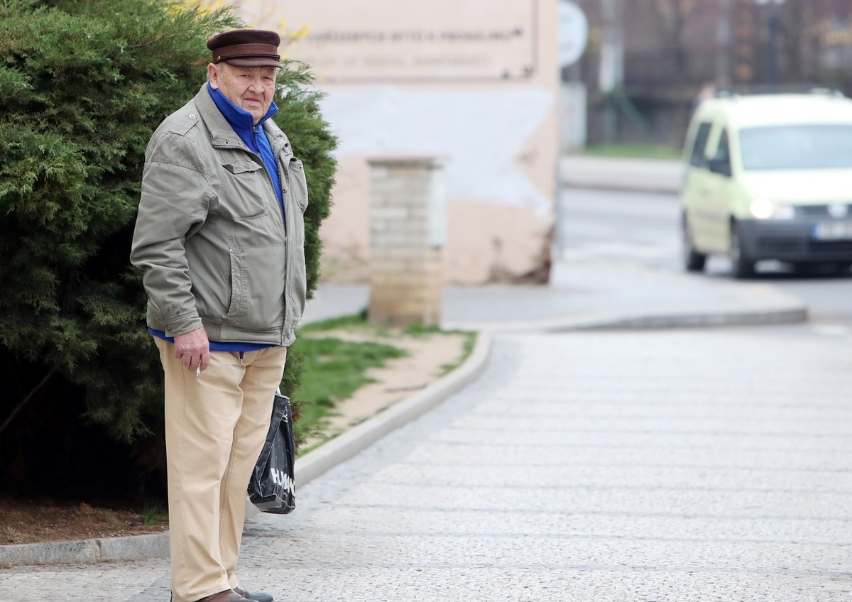 V Česku platí zákaz vycházení bez zakrytí úst a nosu. Většina lidí nasadila roušky. (19. 3. 2020)