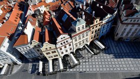 Ulice Prahy jsou vylidněné kvůli vládním opatřením proti šíření nového koronaviru. Spolu s nimi jsou vyprázdněné nejrůznější obchůdky a podniky. (ilustrační foto)