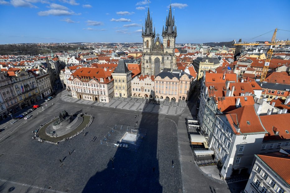 Liduprázdné Staroměstské náměstí v Praze na snímku z 23. března 2020. Ulice českých měst jsou vylidněné kvůli vládním opatřením proti šíření nového koronaviru.