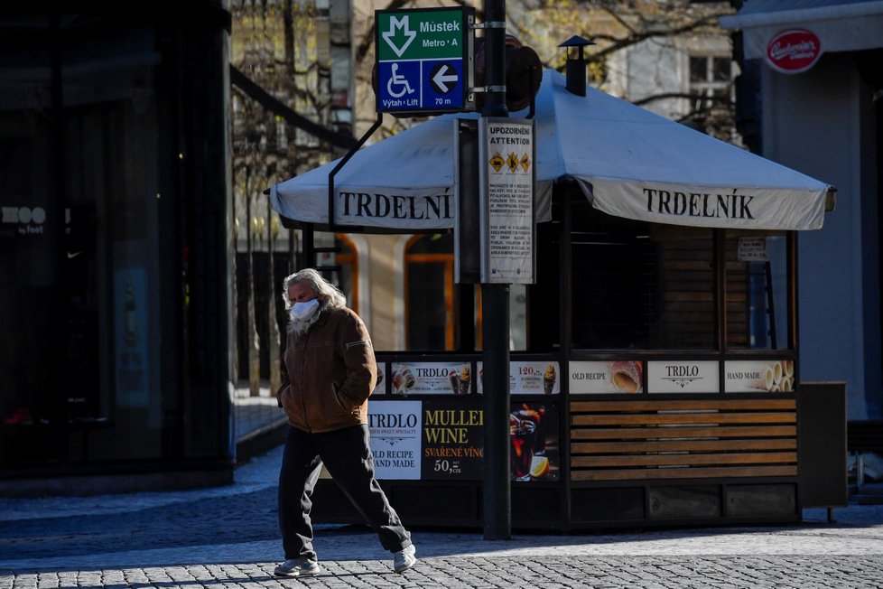 Ulice českých měst jsou vylidněné kvůli vládním opatřením proti šíření nového koronaviru.