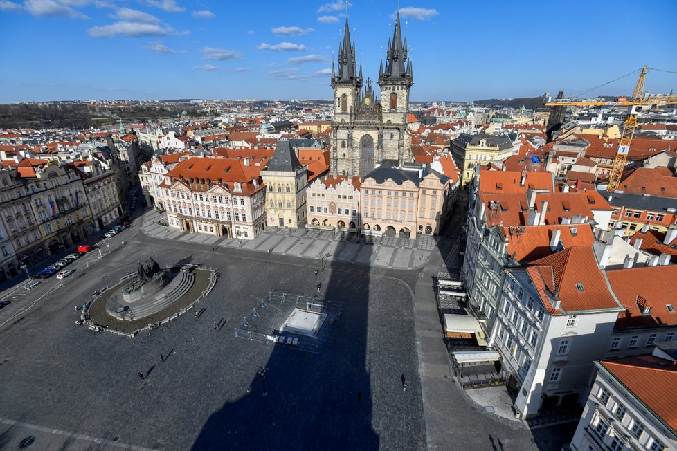 Ulice Prahy jsou vylidněné kvůli vládním opatřením proti šíření nového koronaviru. Spolu s nimi jsou vyprázdněné nejrůznější obchůdky a podniky. (ilustrační foto)