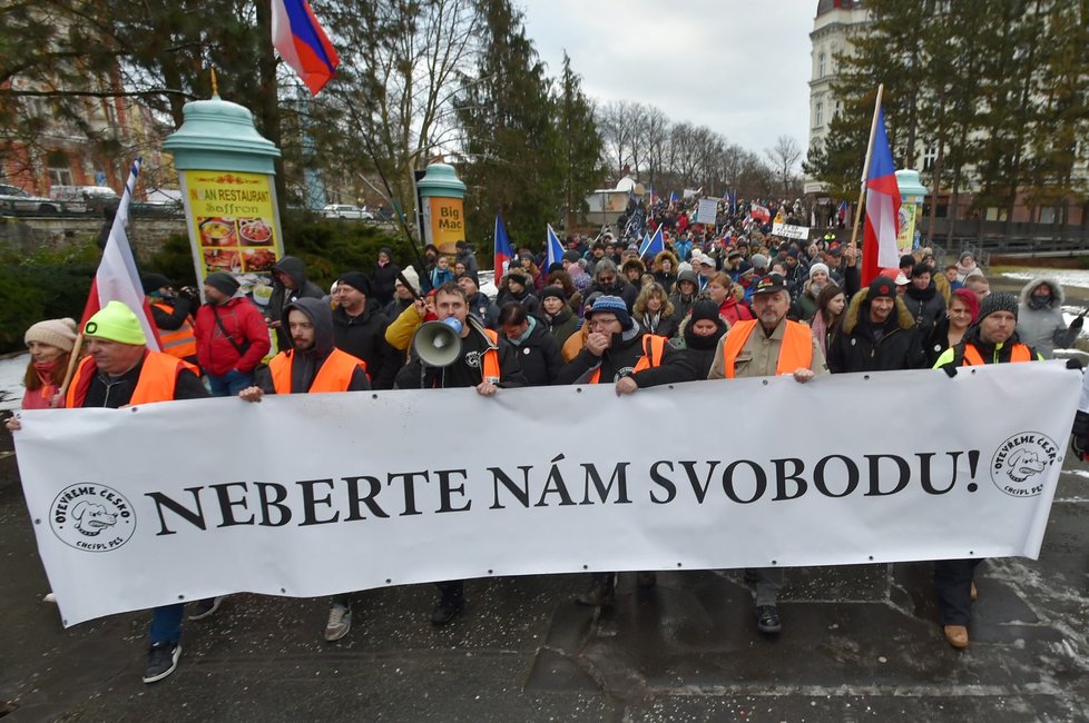 Koronavirus v Česku: Protesty proti opatřením a povinnému očkování (8.1.2022)