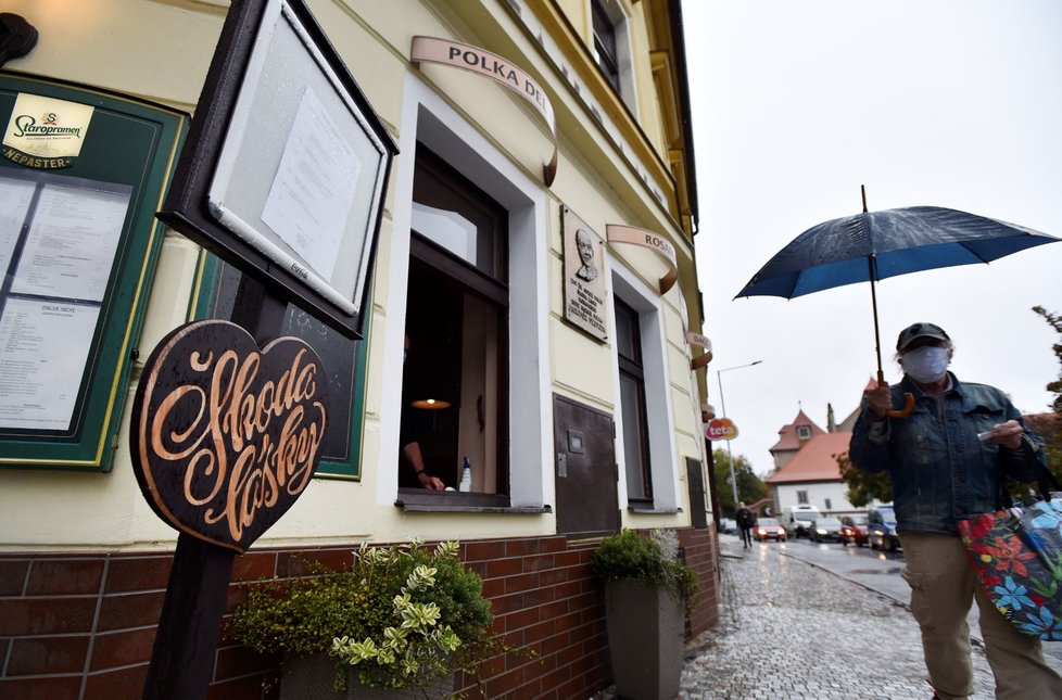 V Česku platí, že restaurace musí být zavřené. Spoléhat mohou pouze na výdejová okénka