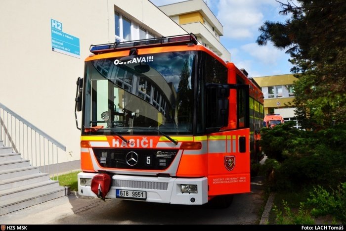 Hasiči Moravskoslezského kraje dekontaminují kvůli koronaviru Městskou nemocnici Ostrava.