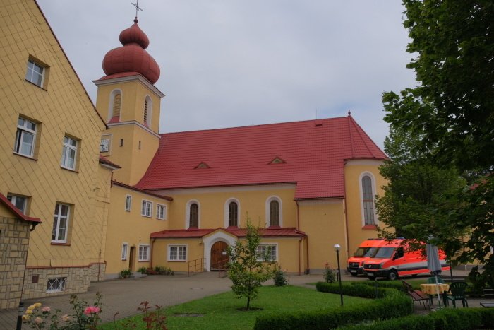 Hasiči dezinfikovali církevní areál v Jablunkově. Na 80 seniorů, kteří tu žijí, má koronavirus.