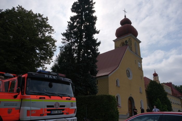 Hasiči dezinfikovali církevní areál v Jablunkově. Na 80 seniorů, kteří tu žijí, má koronavirus.