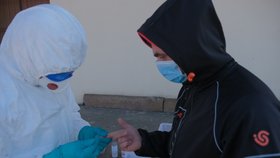 Repatriované občany testuje speciální tým ZZS MSK, a to odběrem krve z prstů.