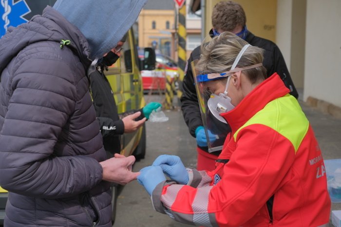 Repatriované občany testuje speciální tým ZZS MSK, a to odběrem krve z prstů.