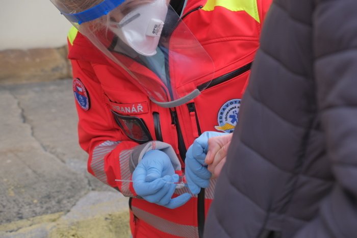 Repatriované občany testuje speciální tým ZZS MSK, a to odběrem krve z prstů.