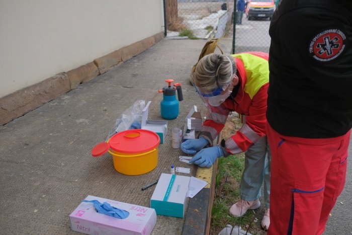 Repatriované občany testuje speciální tým ZZS MSK, a to odběrem krve z prstů.