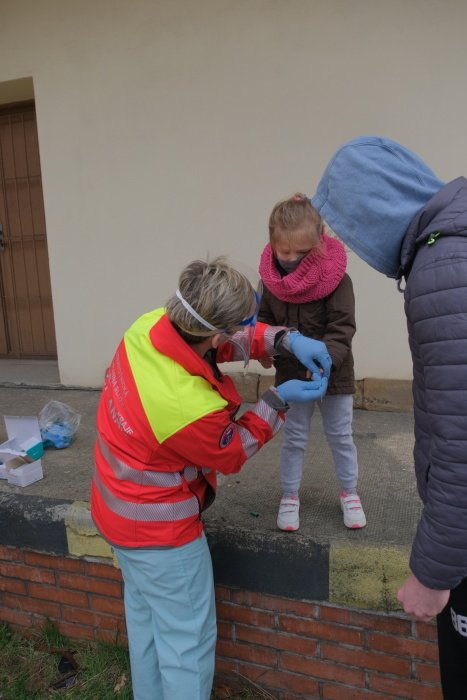 Repatriované občany testuje speciální tým ZZS MSK, a to odběrem krve z prstů.