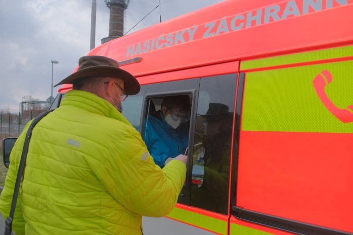 Repatriované občany testuje speciální tým ZZS MSK, a to odběrem krve z prstů.