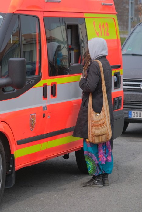 Repatriované občany testuje speciální tým ZZS MSK, a to odběrem krve z prstů.