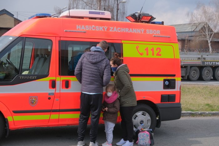 Repatriované občany testuje speciální tým ZZS MSK, a to odběrem krve z prstů.