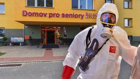 Hasiči zahájili dekontaminaci domova důchodců Iris v Ostravě - Mariánských Horách. Pozitivní na koronavirus je tu jedna ze zaměstnankyň a tři seniorky.