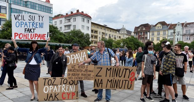 Lidé v Ostravě protestují proti chaotickému informování o koronaviru (20.7.2020).