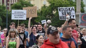 Lidé v Ostravě protestují proti chaotickému informování o koronaviru (20.7.2020).