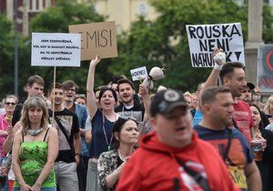Lidé v Ostravě protestují proti chaotickému informování o koronaviru (20.7.2020).