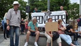 Lidé v Ostravě protestují proti chaotickému informování o koronaviru. (20.7.2020)