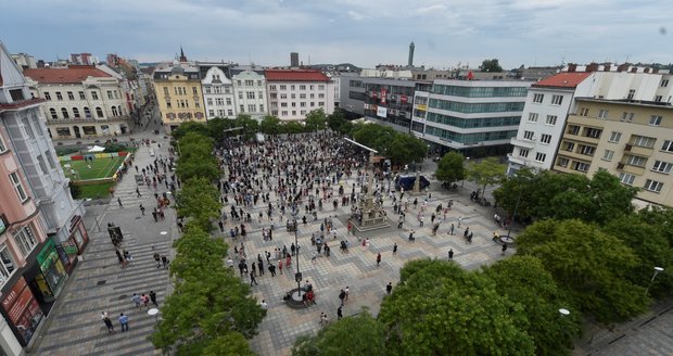 Lidé v Ostravě protestují proti chaotickému informování o koronaviru (20. 7. 2020).