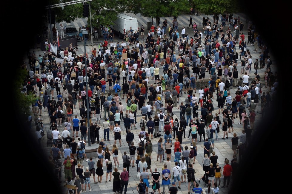 Lidé v Ostravě protestují proti chaotickému informování o koronaviru (20.7.2020)