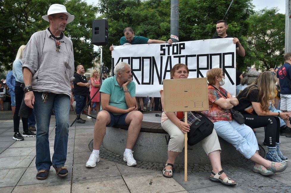 Lidé v Ostravě protestují proti chaotickému informování o koronaviru (20. 7. 2020).
