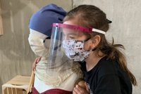 Ostravská vychytávka proti koronaviru: Vyrábějí štíty podle tvaru hlavy