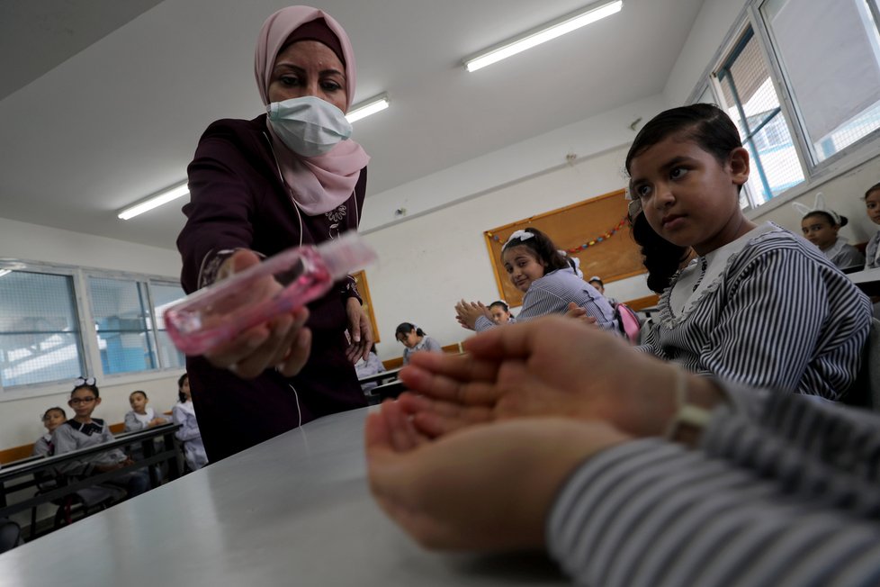 Koronavirus v Palestině: V Gaze i přes koronavirus zahájili nový školní rok, ve školách platí různá hygienická nařízení.