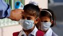 Měření teploty dětí kvůli koronaviru v Palestině