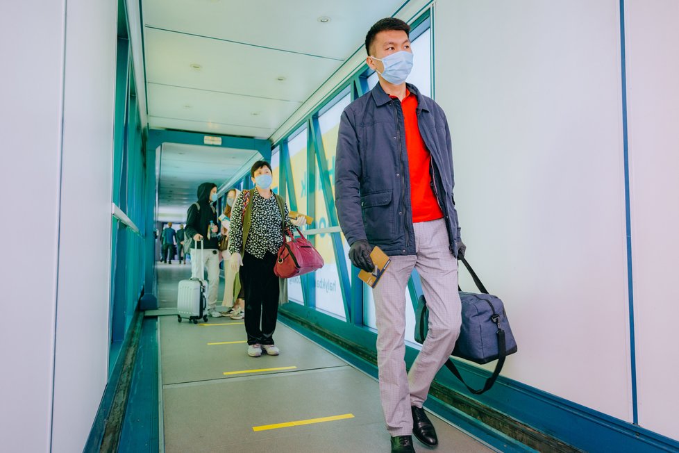 Cestující s rouškami na letišti v kazašském Nur Sultanu
