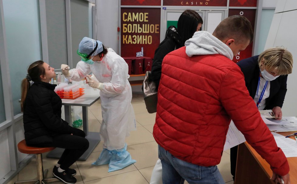 Během pandemie koronaviru platí přísná bezpečnostní a karanténní opatření po celém světě. Na letišti v Minsku probíhá screening pasažérů (19. 03. 2020).