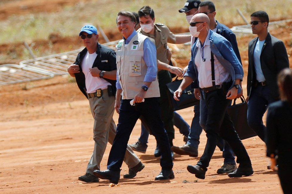 Koronavirus v Brazílii: Prezident Bolsonaro vyrazil na výstavbu polního lazaretu ve státě Goiás, přitáhlo to pozornost davů lidí (11.4.2020)