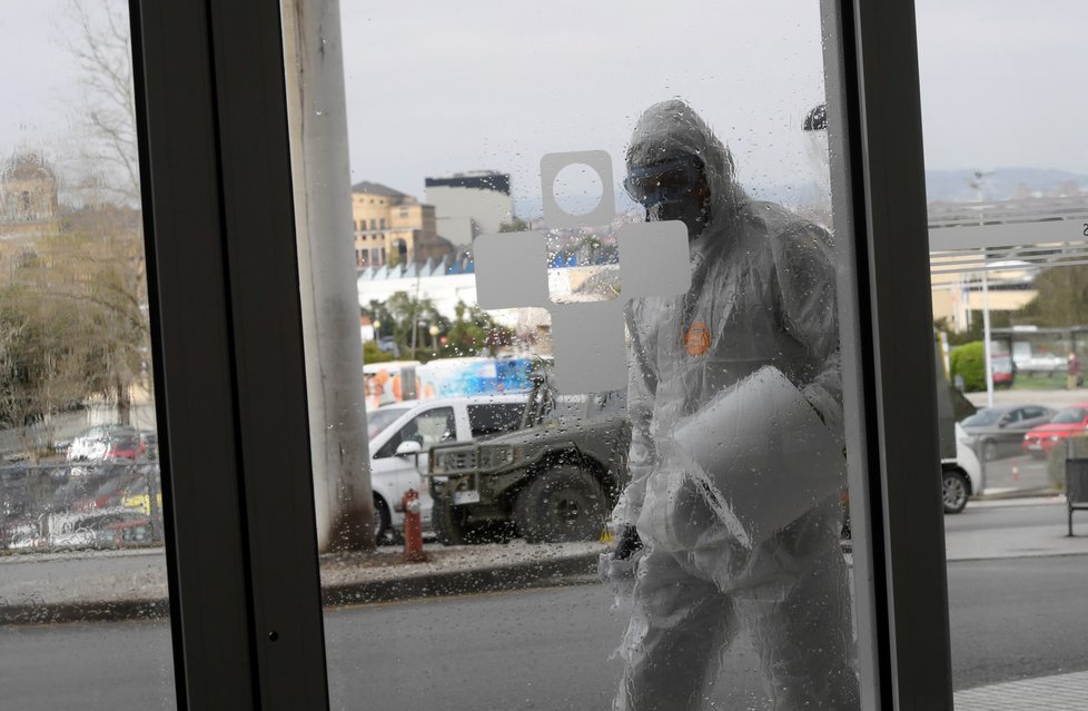 Pandemie koronaviru děsí Evropu. Větrat však můžete dál, uklidňují lidi odborníci