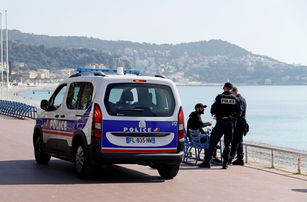 Během pandemie koronavirus platí přísná karanténní opatření po celém světě. Francouzští policisté provádějí kontroly lidí, které se i přes vyhlášenou karanténu pohybují venku, (19.03.2020).