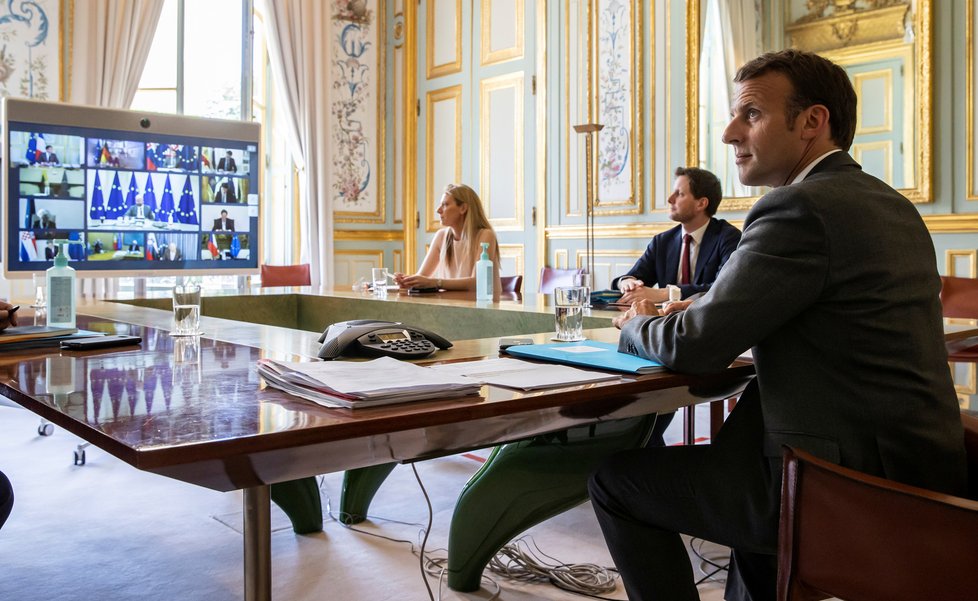 Francouzský prezident Emmanuel Macron při vdeo konference lídrů EU.