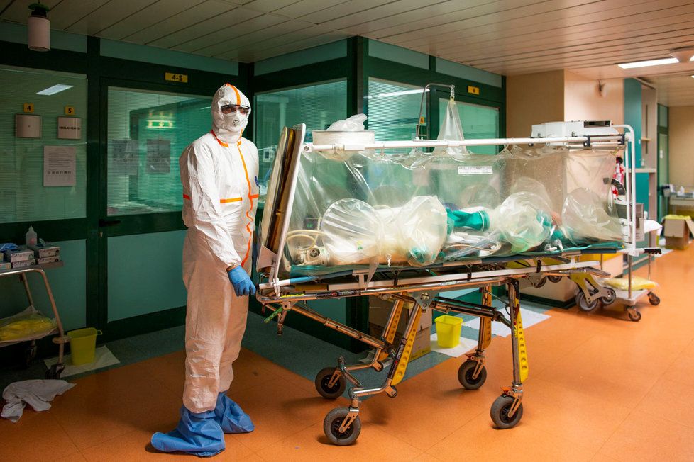 Převoz pacienta nakaženého koronavirem v Itálii, (17.03.2020).