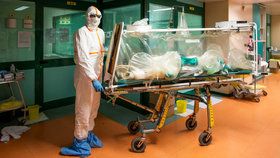 Převoz pacienta nakaženého koronavirem v Itálii (17. 03. 2020)