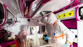 Převoz pacienta nakaženého koronavirem v Itálii (17.03.2020)