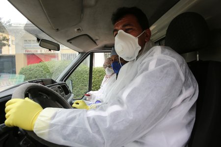 Převoz pacienta nakaženého koronavirem v ALžírsku, (17.03.2020)