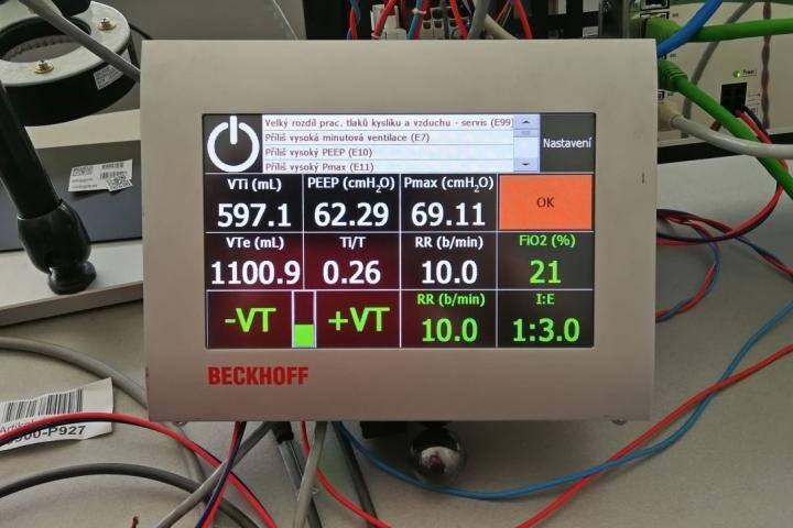 Plicní ventilátor navržený vědci z ČVUT, Fakultní nemocnice Hradec Králové, Thomayerovy nemocnice v Praze, Masarykovy nemocnice v Ústí nad Labem a Státním ústavem pro kontrolu léčiv.