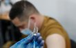 Okování proti covidu-19: Mladí muži pod 30 jsou ve větším riziku, že se u nich po očkování Modernou objeví zánět srdečního svalu