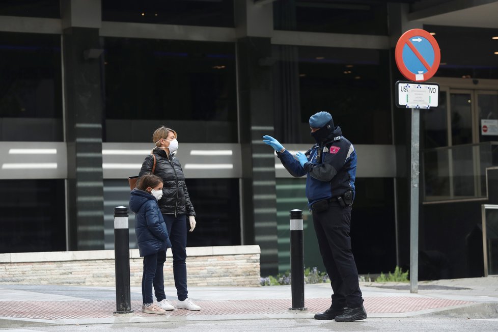 Během pandemie koronavirus platí přísná karanténní opatření po celém světě. Španělští policisté provádějí kontroly u lidí, kteří porušují karanténu (19. 03. 2020).