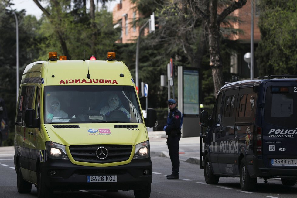 Během pandemie koronavirus platí přísná karanténní opatření po celém světě. Na snímku španělská sanitka převážející nakaženého pacienta. (19.03.2020)